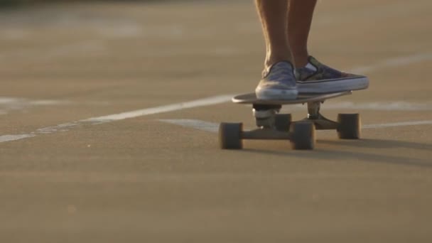 Ein Mann Turnschuhen Skateboardet Freien Mittelschuss — Stockvideo