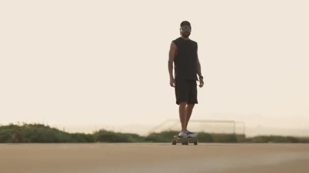 Volwassen Aantrekkelijke Man Hipster Skateboarden Straat Tussenschot — Stockvideo