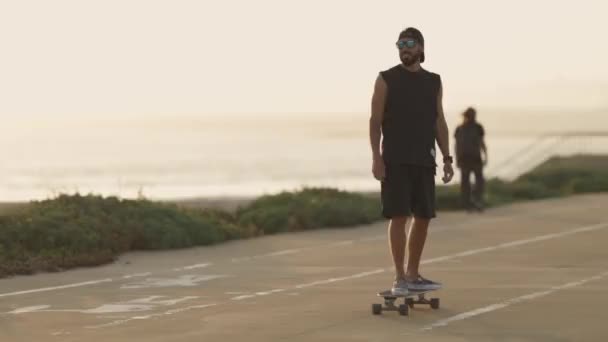 Dospělý Atraktivní Muž Hipster Skateboarding Ulici Při Časném Západu Slunce — Stock video