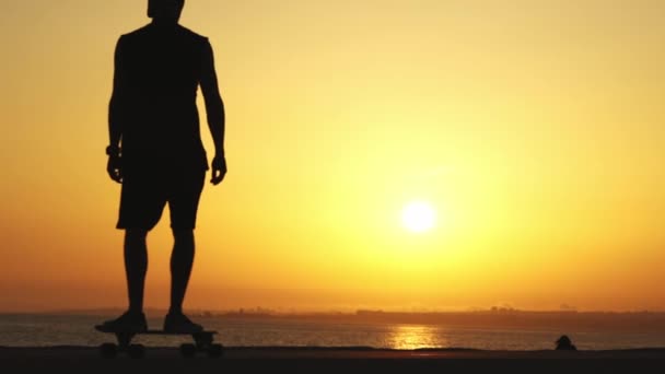 Silhueta Homem Patinando Longboard Pôr Sol Meio Tiro — Vídeo de Stock