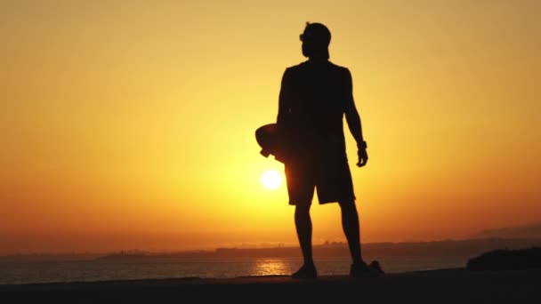 Silhouette Homme Debout Près Océan Tenant Longboard Coucher Soleil Coup — Video