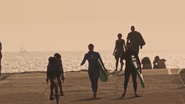 Maggio 2023 Costa Caparica Portogallo Persone Con Tavola Surf Che — Video Stock