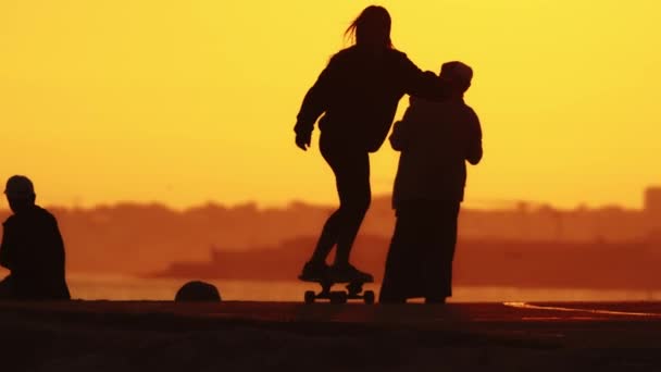 2023年5月24日 葡萄牙Costa Caparica 一名女子在日落时分在滑板上的肖像 — 图库视频影像