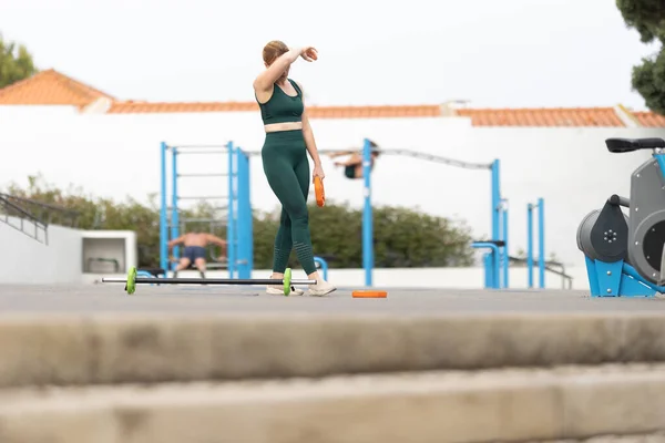 Volwassen Atletische Vrouw Veegt Zweet Van Haar Voorhoofd Met Haar — Stockfoto