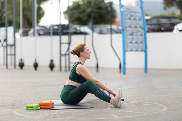 Ενηλίκων Αθλητική Γυναίκα Άσκηση Ένα Barbell Εξωτερικούς Χώρους Μεσαίο Πλάνο — Φωτογραφία Αρχείου