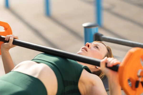 Die Erwachsene Fitness Frau Trainiert Ihre Hände Mit Der Hantelstange — Stockfoto