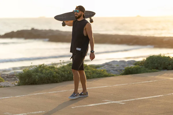 Homem Andando Estrada Perto Praia Segurando Skate Seu Ombro Meio — Fotografia de Stock