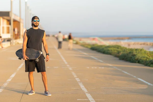 Homem Parado Estrada Segurar Skate Meio Tiro — Fotografia de Stock