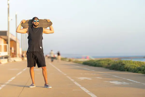 Muž Stojící Silnici Držící Skateboard Ramenou Střední Snímek — Stock fotografie