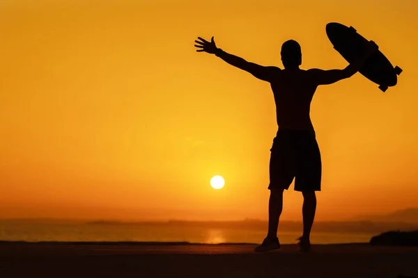 Silhouette Uomo Libero Che Tiene Uno Skateboard Tramonto Mid Shot — Foto Stock