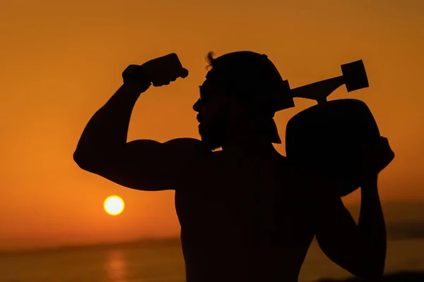 Silhuett Pumpad Man Som Visar Biceps Mot Bakgrund Ljus Solnedgång — Stockfoto