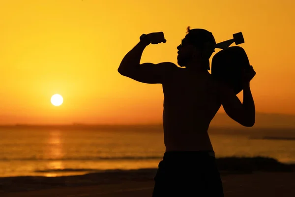 Silhuett Vältränad Man Som Visar Biceps Mot Bakgrund Ljus Solnedgång — Stockfoto