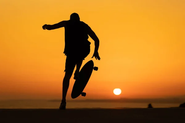 Silhouette Eines Mannes Der Bei Hellem Sonnenuntergang Einen Skateboarding Trick — Stockfoto