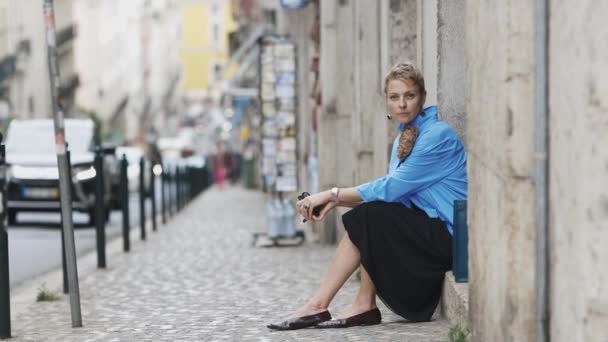 Mulher Elegante Adulto Sentado Rua Olhando Para Câmera Segurando Cigarro — Vídeo de Stock