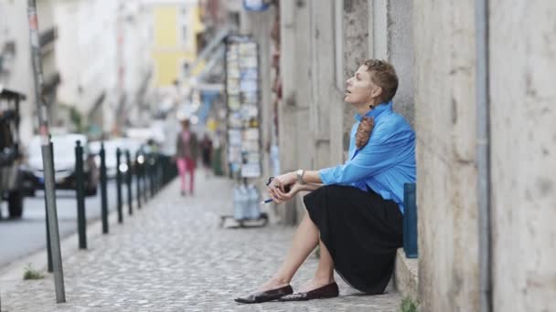 Femme Élégante Adulte Souriant Assis Dans Rue Fumant Une Cigarette — Video