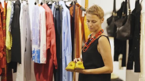 Stilvolle Erwachsene Frau Mit Gelben Schuhen Der Boutique Mittelschuss — Stockvideo