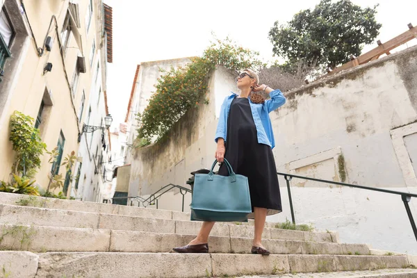 Взрослая Стильная Женщина Стоящая Лестнице Открытом Воздухе Европейский Город Средний — стоковое фото