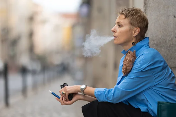 Mulher Elegante Adulto Sentado Rua Europeia Fumar Cigarro Eletrônico Meio — Fotografia de Stock