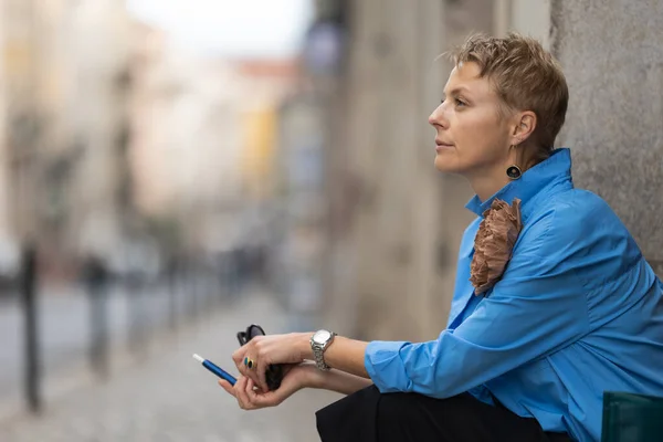 Взрослая Стильная Женщина Сидящая Европейской Улице Держащая Электронную Сигарету Средний — стоковое фото
