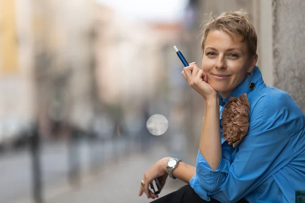 성인들의 미소짓는 유럽의 거리에 담배를 카메라에 있었다 Mid — 스톡 사진