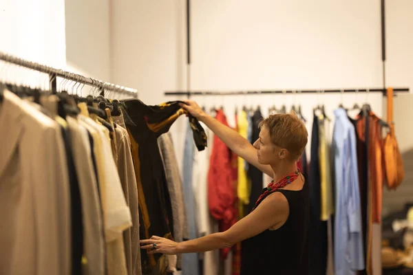 Eine Erwachsene Modeberaterin Schaut Der Boutique Über Die Kleider Hinweg — Stockfoto