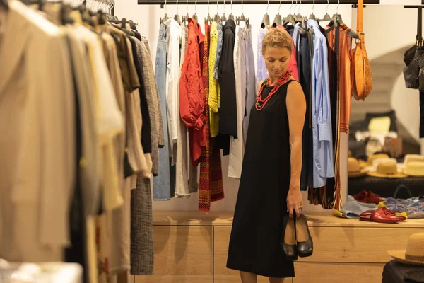 Eine Erwachsene Stylische Frau Schaut Der Boutique Über Die Kleider — Stockfoto
