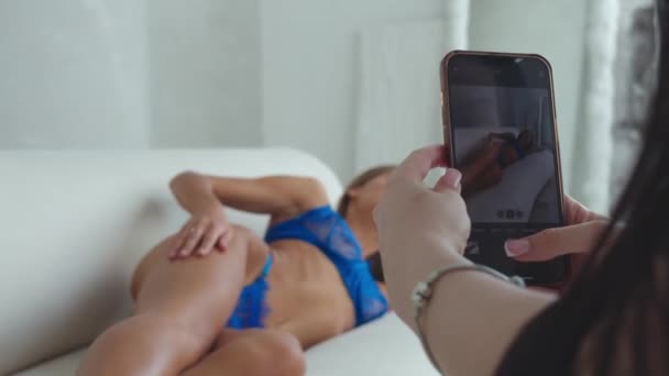 Сексуальна Струнка Жінка Блакитній Білизні Має Фотосесію Телефоні Середній Постріл — стокове відео