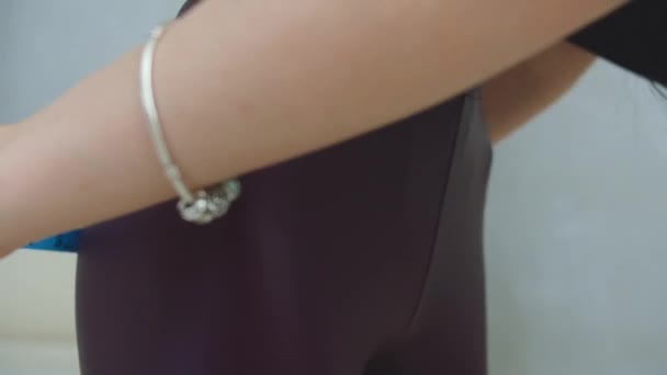 Sıska Bir Genç Kadının Kalçalarının Hacmini Ölçüyorum Orta Çekim — Stok video