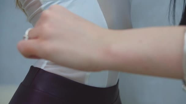 痩せた若妻モデルの腰のボリュームを測定 ミッドショット — ストック動画