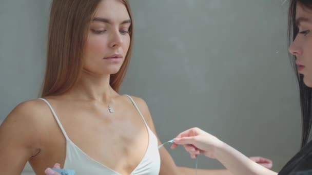 白い上に痩せた若妻モデルのバストのボリュームを測定 ミッドショット — ストック動画