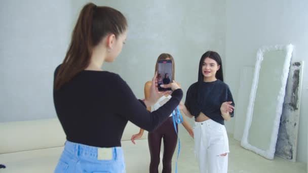 Ung Kvinde Optager Video Sin Telefon Som Anden Kvinde Tager – Stock-video