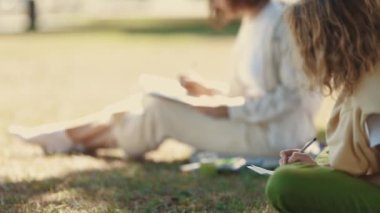 Parkta resim çizen iki kadın. Orta çekim