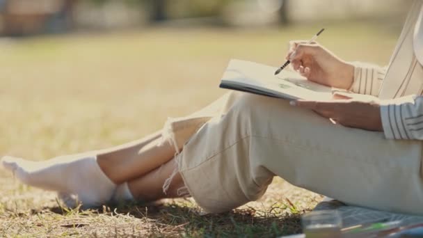 公園に座って水彩画を描いている女性 ミッドショット — ストック動画