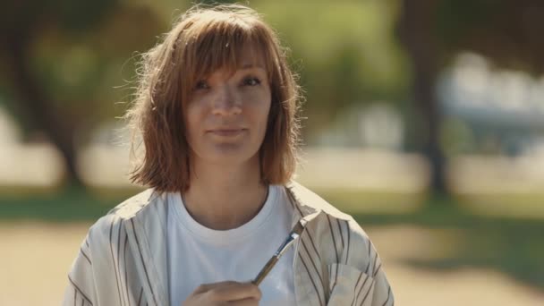 Une Femme Souriante Adulte Regardant Dans Caméra Tenant Pinceau Portrait — Video