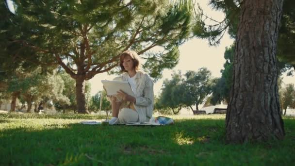 Una Donna Adulta Seduta Nel Parco Verde Dipingere Nel Quaderno — Video Stock