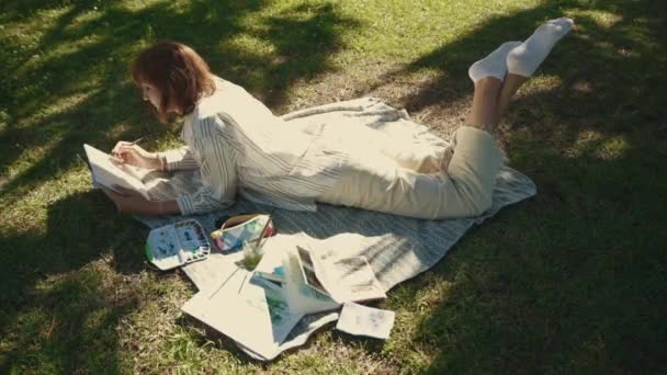 Une Femme Inspiration Adulte Couchée Sur Couverture Parc Dessinant Dans — Video