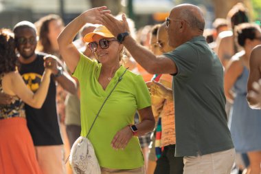 11 Haziran 2023, Lizbon, Portekiz - Avenida da Liberdade: diğer insanların etrafında dans eden sevimli yaşlı çift. Orta çekim