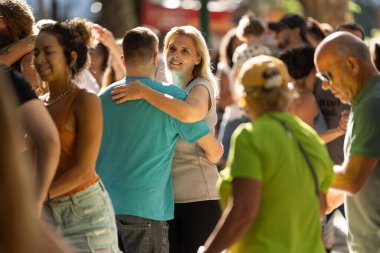 11 Haziran 2023, Lizbon, Portekiz - Avenida da Liberdade: Sokaklarda dans eden farklı yaşlarda tatlı çiftler. Orta çekim