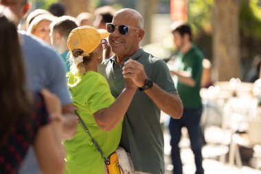 11 Haziran 2023, Lizbon, Portekiz - Avenida da Liberdade: diğer insanların etrafında dans eden sevimli yaşlı çift. Orta çekim