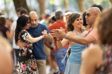 11 Haziran 2023, Lizbon, Portekiz - Avenida da Liberdade: diğer insanların etrafında dans eden şirin farklı çiftler. Orta çekim