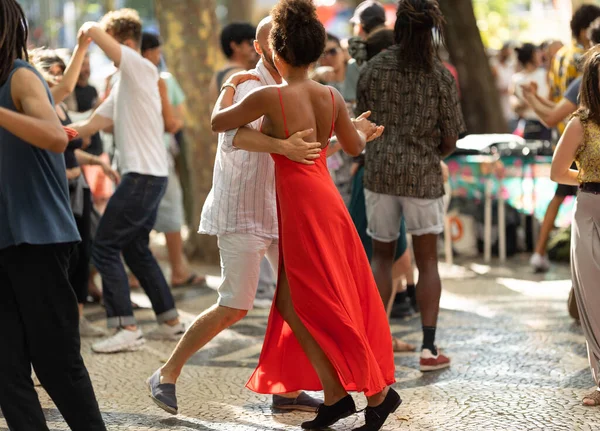 Пары Танцующие Улице Загорелая Женщина Красном Ярком Платье Центре Средний Лицензионные Стоковые Фото