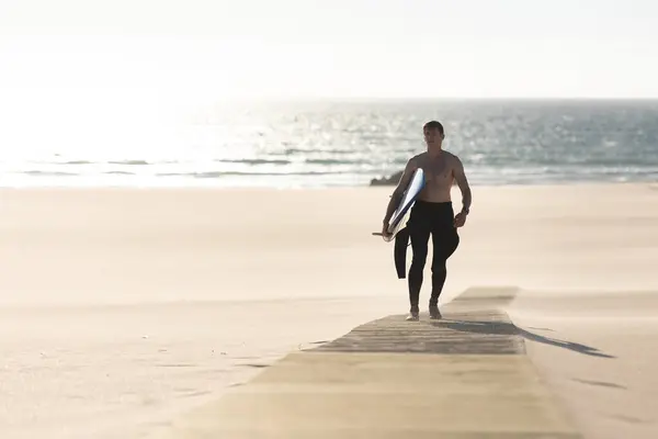 Hombre Con Torso Desnudo Caminando Camino Playa Sosteniendo Una Tabla — Foto de Stock