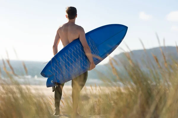 Hombre Pie Playa Sosteniendo Una Tabla Surf Azul Vista Desde — Foto de Stock
