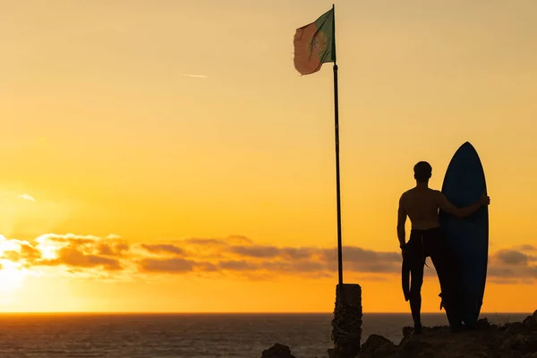 Silueta Hombre Surfista Pie Junto Océano Atardecer Bandera Portugal Asta — Foto de Stock