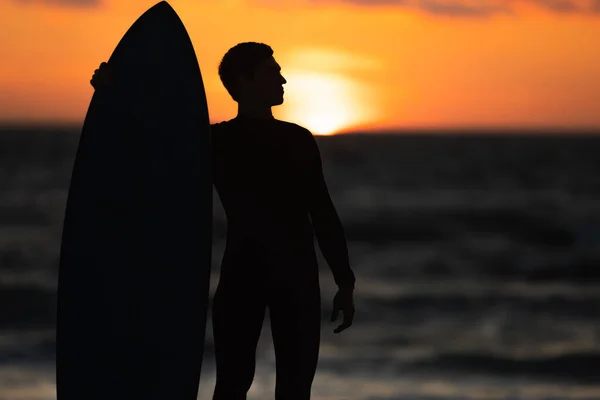 Silhueta Preta Homem Fato Mergulho Praia Segurando Uma Prancha Surf — Fotografia de Stock