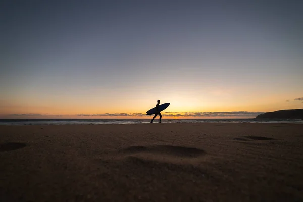 Silueta Hombre Adulto Caminando Orilla Del Mar Sosteniendo Una Tabla — Foto de Stock