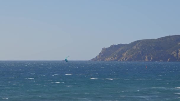 Een Man Kitesurfen Blauwe Oceaan Prachtig Landschap Tussenschot — Stockvideo