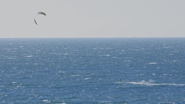 Ein Mann Beim Kitesurfen Ozean Wunderschöne Landschaft Mit Blauem Wasser — Stockvideo