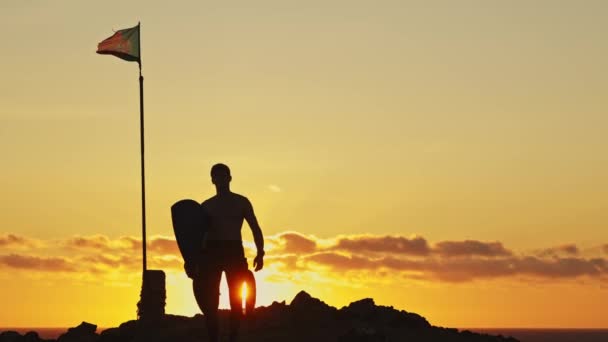 Чорний Силует Чоловіка Серфера Йде Скелею Заході Сонця Прапор Португалії — стокове відео