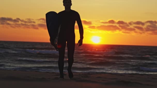 Silhueta Homem Fato Mergulho Andar Para Frente Pôr Sol Brilhante — Vídeo de Stock